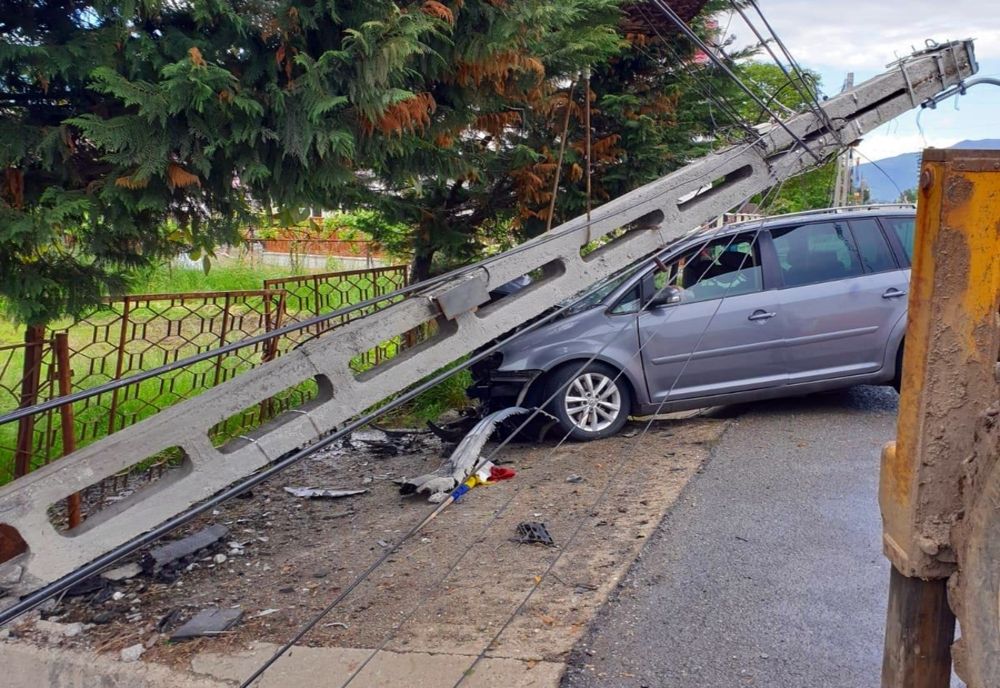FOTO: Maramureșeancă la spital, în urma unui accident rutier! S-a izbit cu mașina de un stâlp și l-a rupt