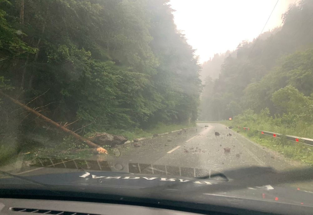 FOTO: Din cauza ploilor torențiale, bucăți de stâncă au ajuns pe carosabil, între Colibița și Bistrița Bârgăului! Jandarmii au intervenit pentru îndepărtarea lor
