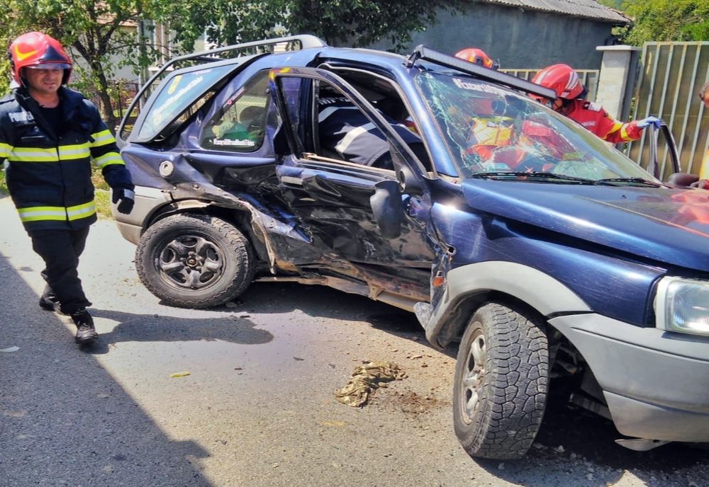 Patru persoane, printre care un adolescent de 16 ani, rănite într-un accident rutier în Ilișua