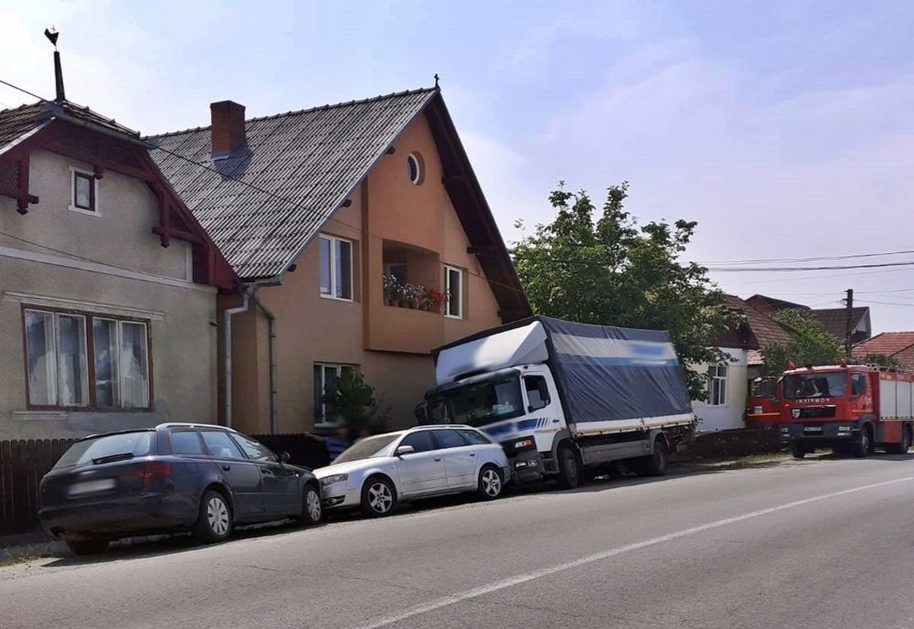 Trei autoturisme parcate, lovite pe DN 17D, în Feldru, de camionul unui șofer din Dumitra 