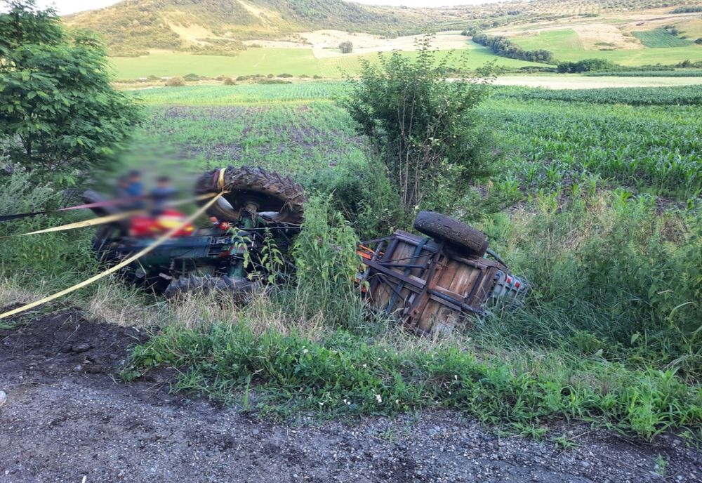 FOTO/VIDEO: Accident mortal pe DJ 151, în Sânmihaiu de Câmpie! Un bărbat a decedat după ce s-a răsturnat cu tractorul