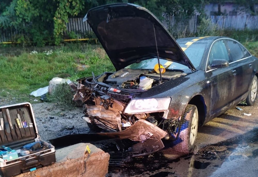 Șofer beat, cu mașina într-un cap de pod! Patru persoane au ajuns la spital