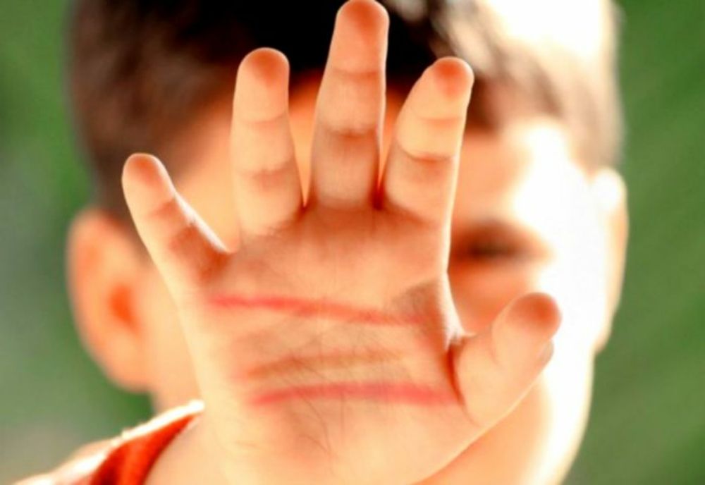 Copil de un an și 6 luni, bătut de concubinul mamei sale! Agresorul, reținut