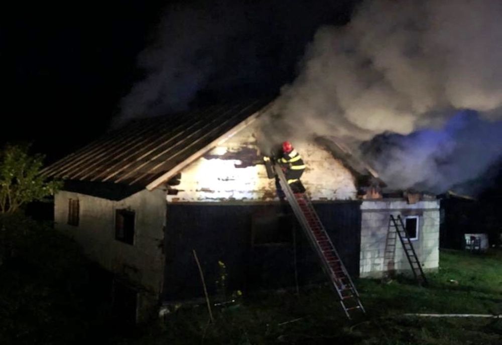 Acoperișul unei case din Mureșenii Bârgăului, afectat de incendiu, din cauza unui coș de fum necurățat