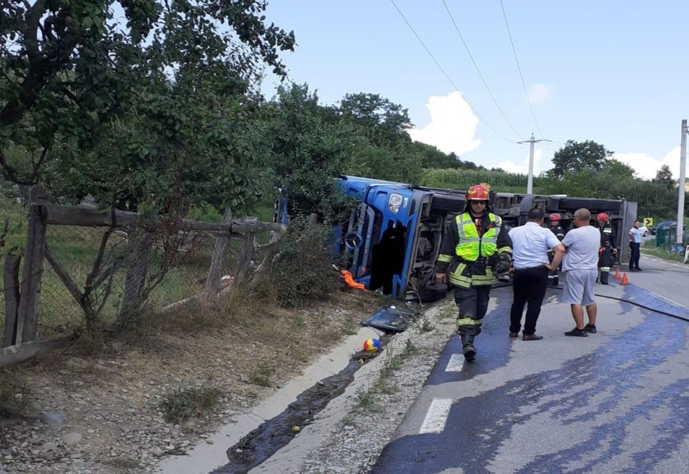 Autocamion, răsturnat pe Strîmba! Șoferul a ajuns la spital