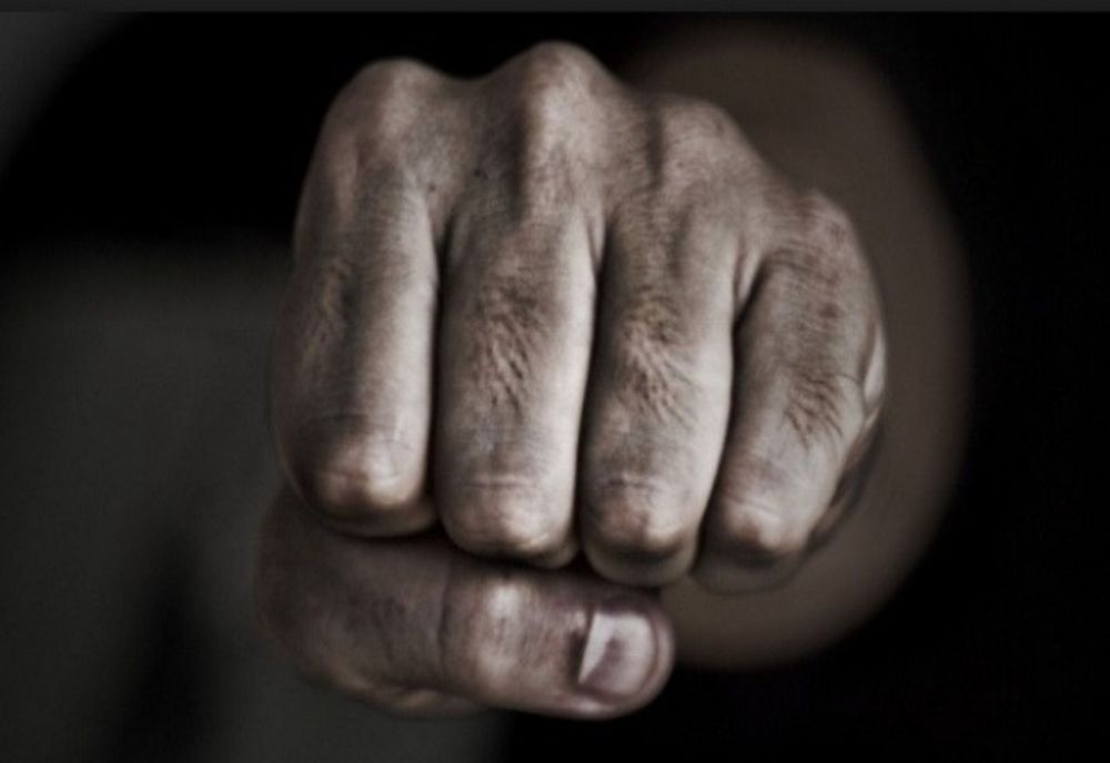 Bătrân de 82 de ani și o femeie, bătuți de un bistrițean! Bătăușul a fost potolit de jandarmi și dat pe mâna polițiștilor