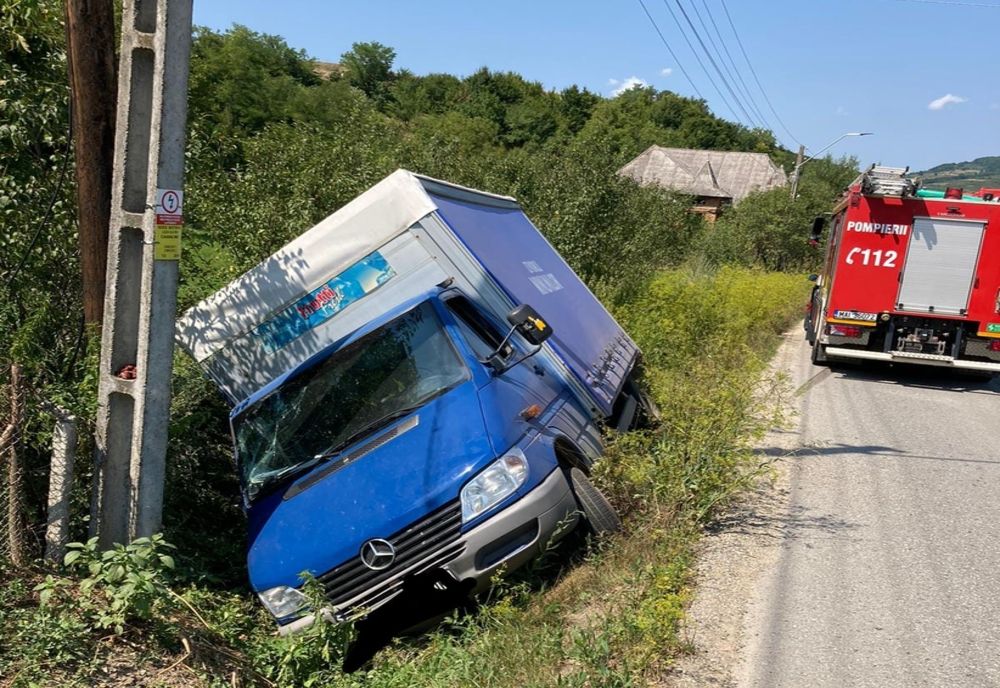 Autoutilitară în șanț, pe DJ 171, în Căianu Mic! Un bărbat a ajuns la spital