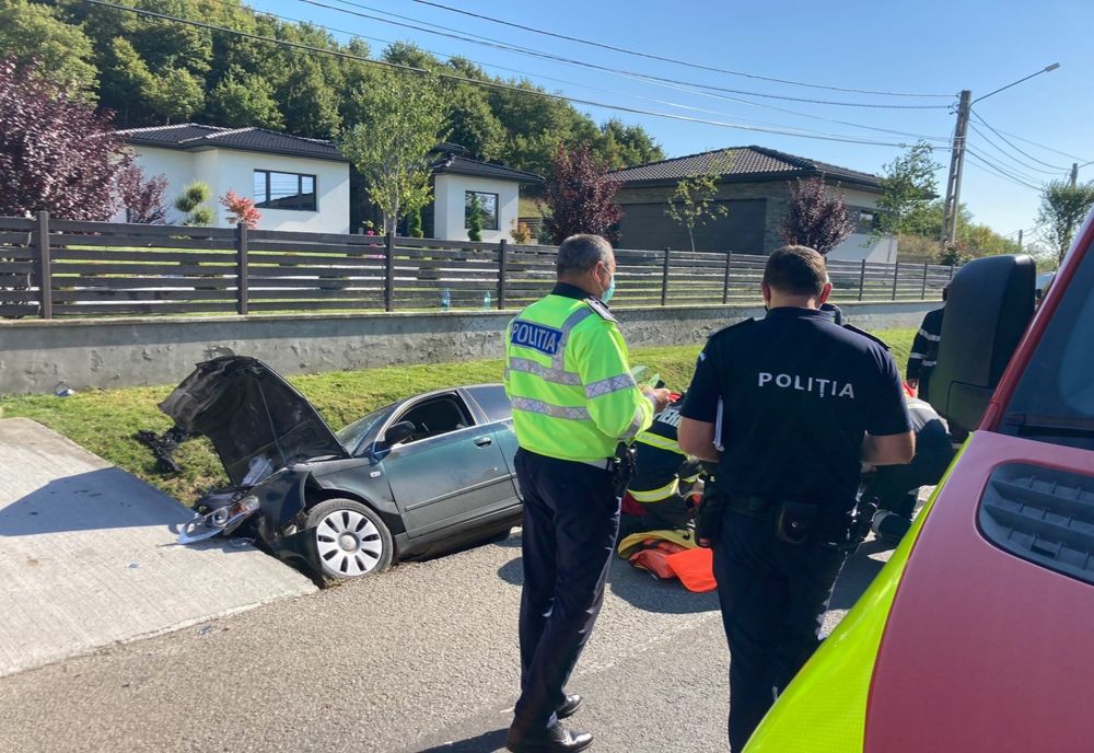 Accident între Viișoara și Crainimăt! Un şofer din Cluj-Napoca a fost rănit după ce a intrat cu maşina într-un podeţ (FOTO)