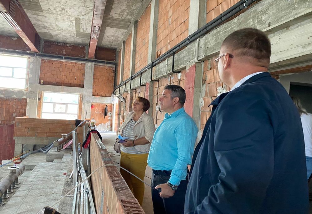  FOTO: Înainte de începerea anului școlar, primarul Ioan Turc a verificat starea școlilor din Bistrița