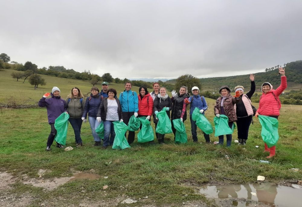 Peste 900 de voluntari din Bistrița-Năsăud, prezenți de Ziua Națională de Curățenie! Câți saci au umplut cu deșeuri