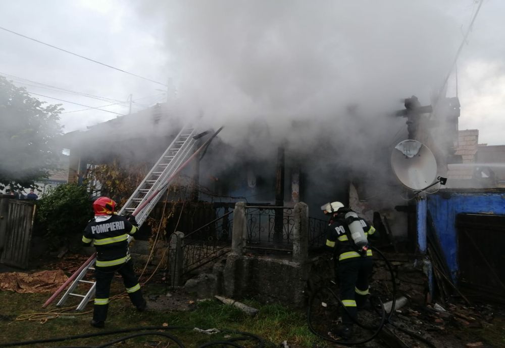 FOTO: Casă din localitatea Pintic, afectată de incendiu! O bătrână a murit