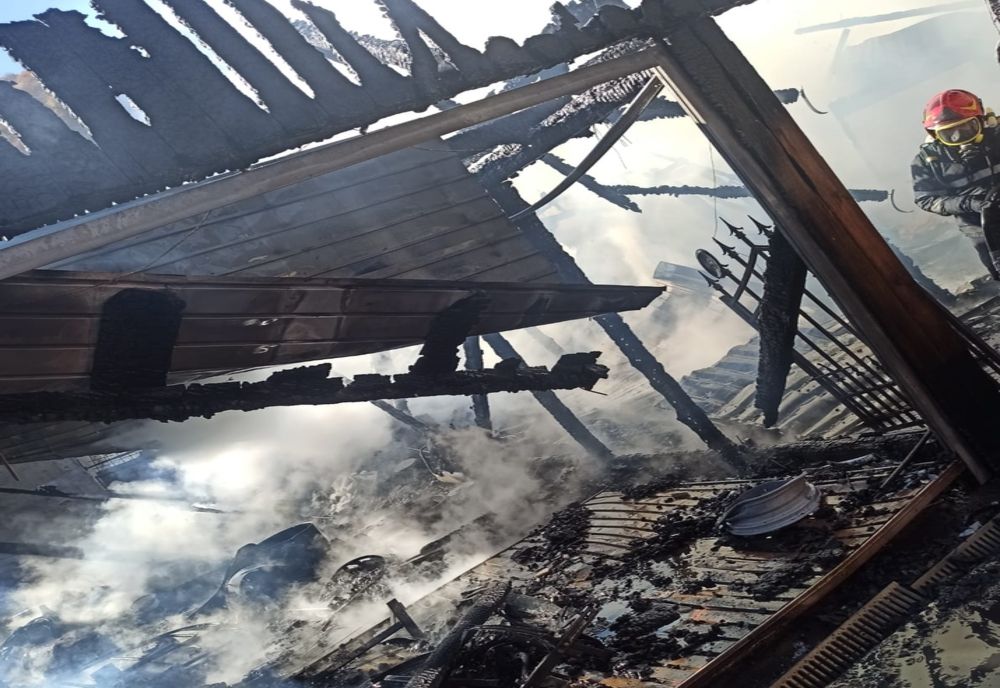 FOTO: Gospodărie din Telciu, afectată de un incendiu! Flăcările au pornit de la o afumătoare