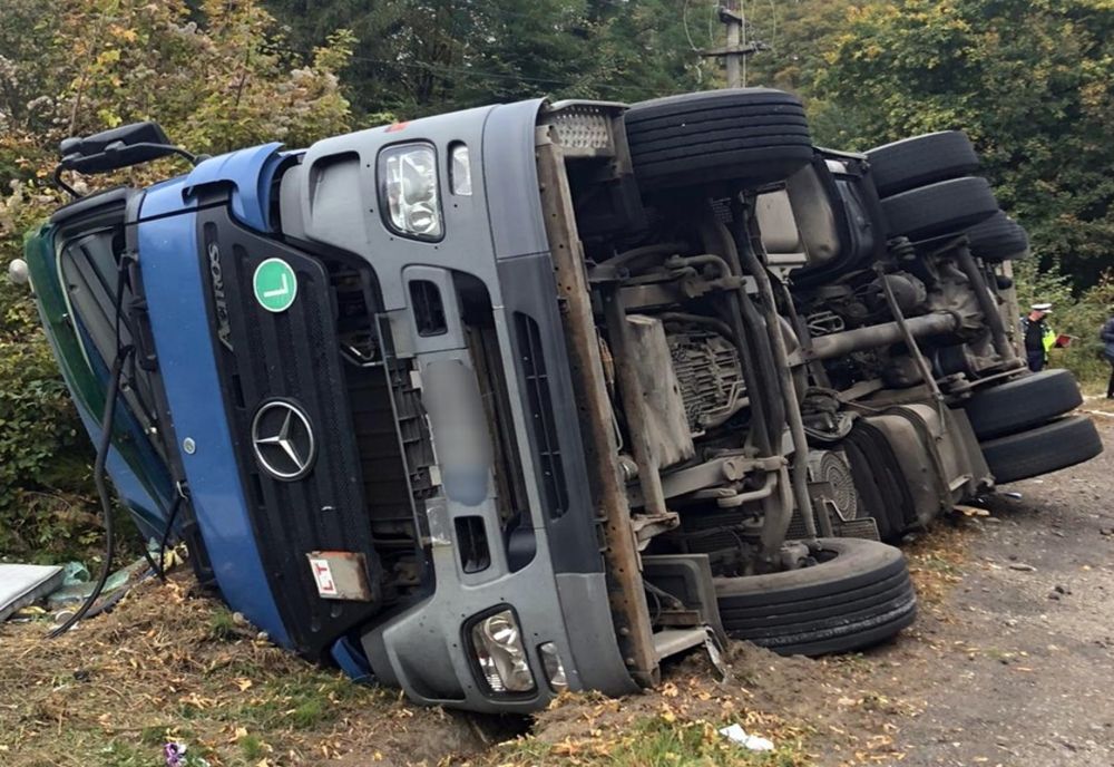 FOTO: TIR răsturnat pe DN 17C, pe Dealul Tâgului