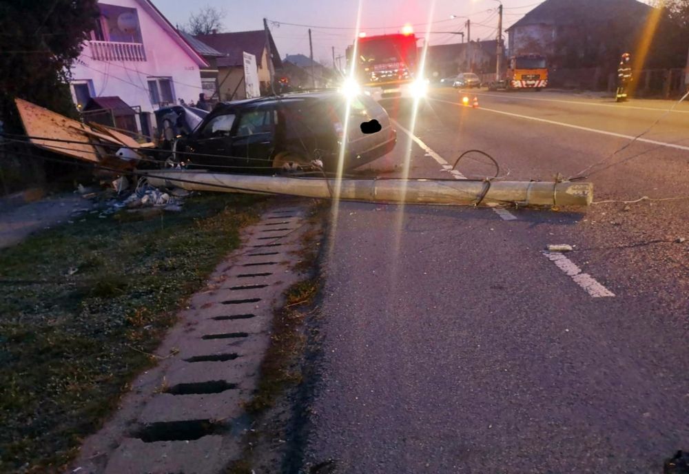 Cinci copii, aflați cu părinții într-un autoturism, implicați într-un accident, în Beclean! Mașina a intrat într-un stâlp electric