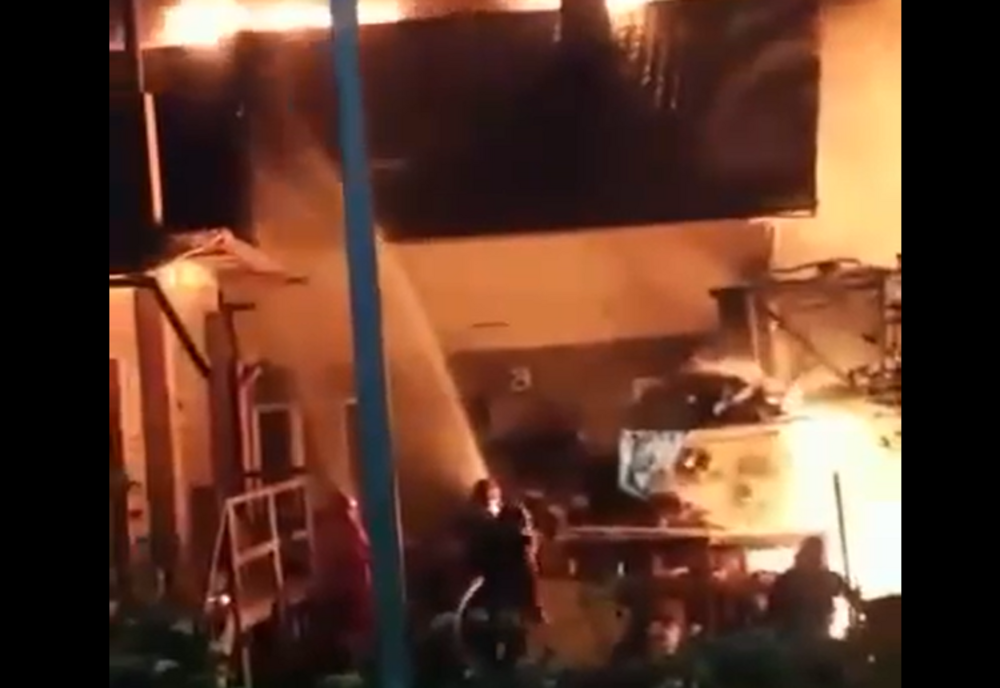 VIDEO: Incendiu la un bar din Prundu Bârgăului! Încă două gospodării au fost afectate