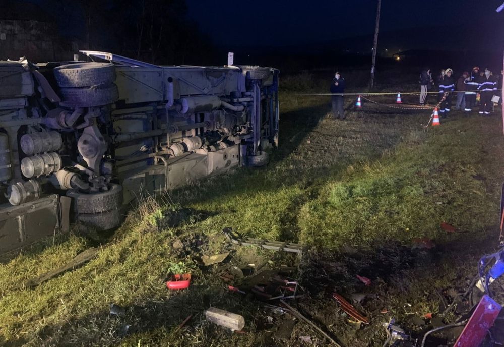 Grav accident în Bistriţa-Năsăud! 13 persoane rănite după impactul dintre o autocisternă şi un autocar (FOTO)