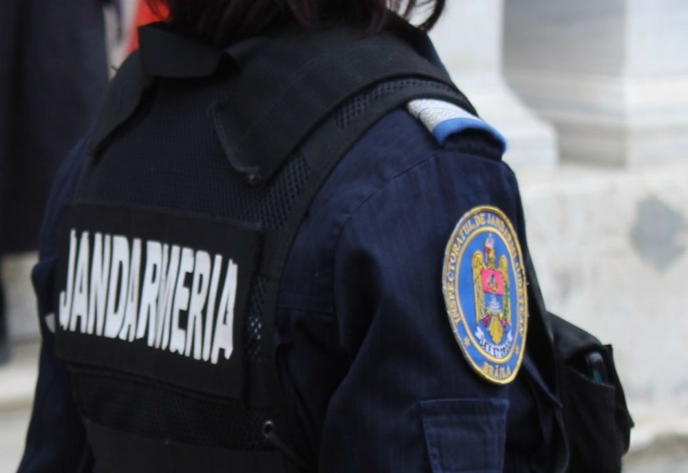 A vândut petarde, fără autorizație! Agent economic din Maieru, dat pe mâna polițiștilor de către jandarmi