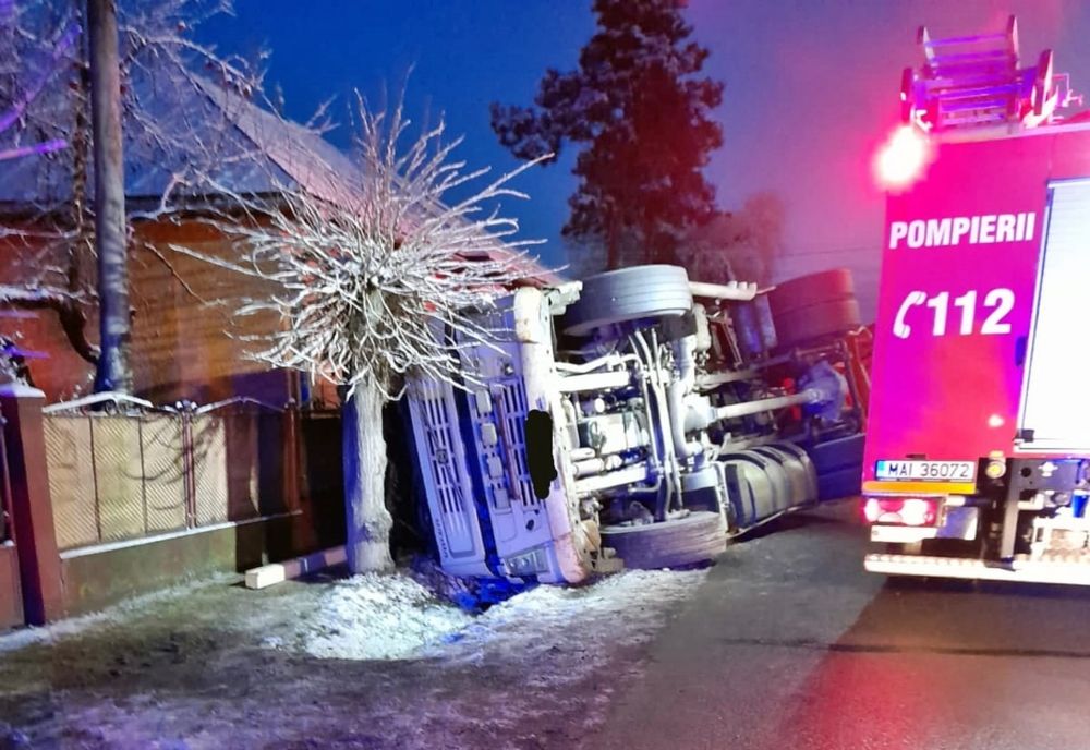 FOTO: Autocamion ce transporta material lemnos, răsturnat în Chiuza