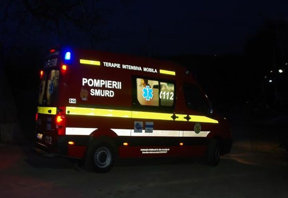 Doi bărbați băuți din Livezile, care circulau pe carosabil, loviți de autoturism, în Dorolea! Unul a ajuns la spital
