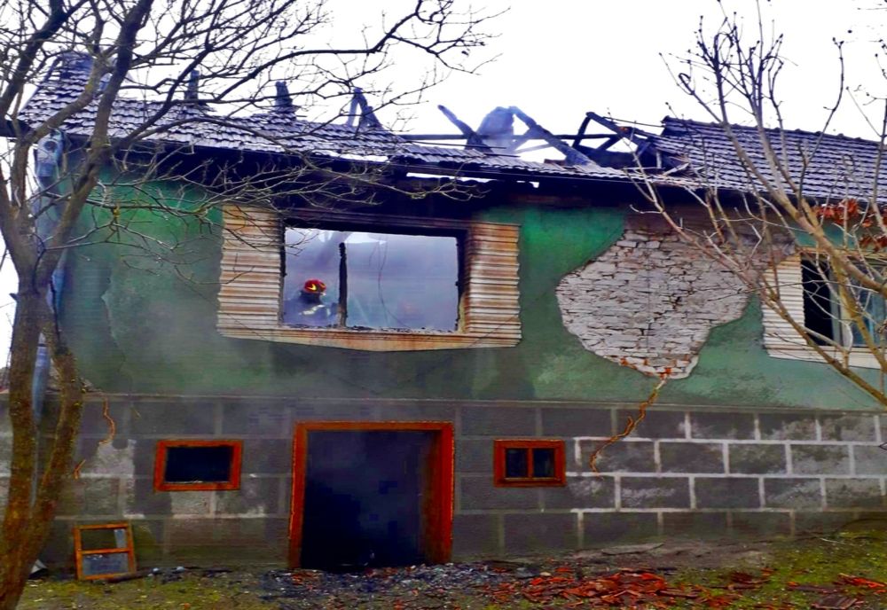 Casă din comuna Nușeni, cuprinsă de incendiu! Un bărbat, dus la spital