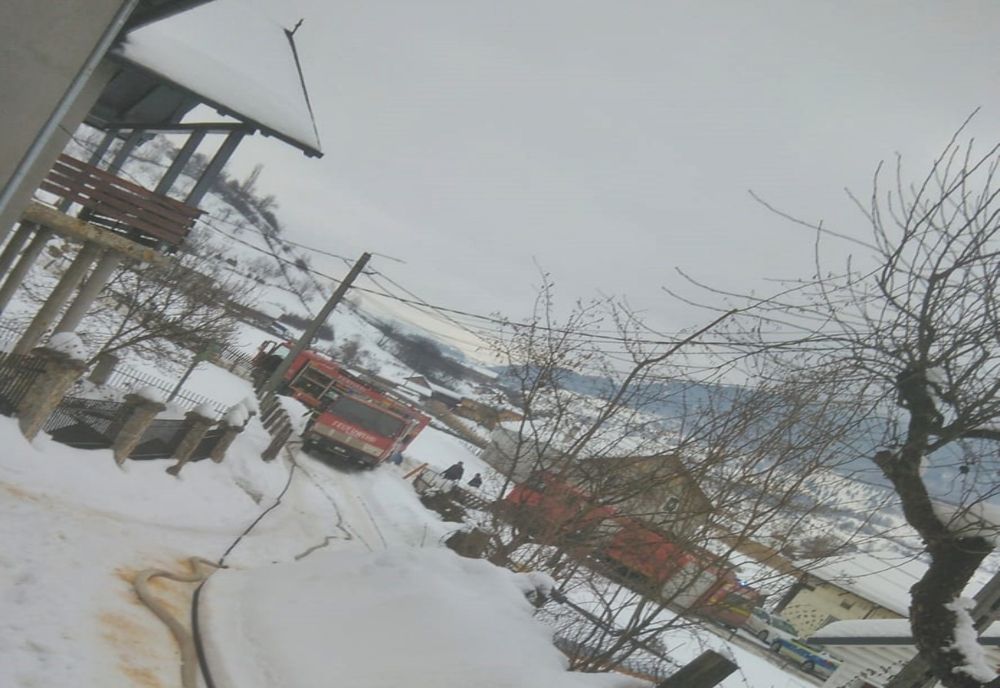 Incendiu la o afumătoare, în Maieru! Focul s-a extins și la acoperișul casei, iar un bărbat a suferit arsuri