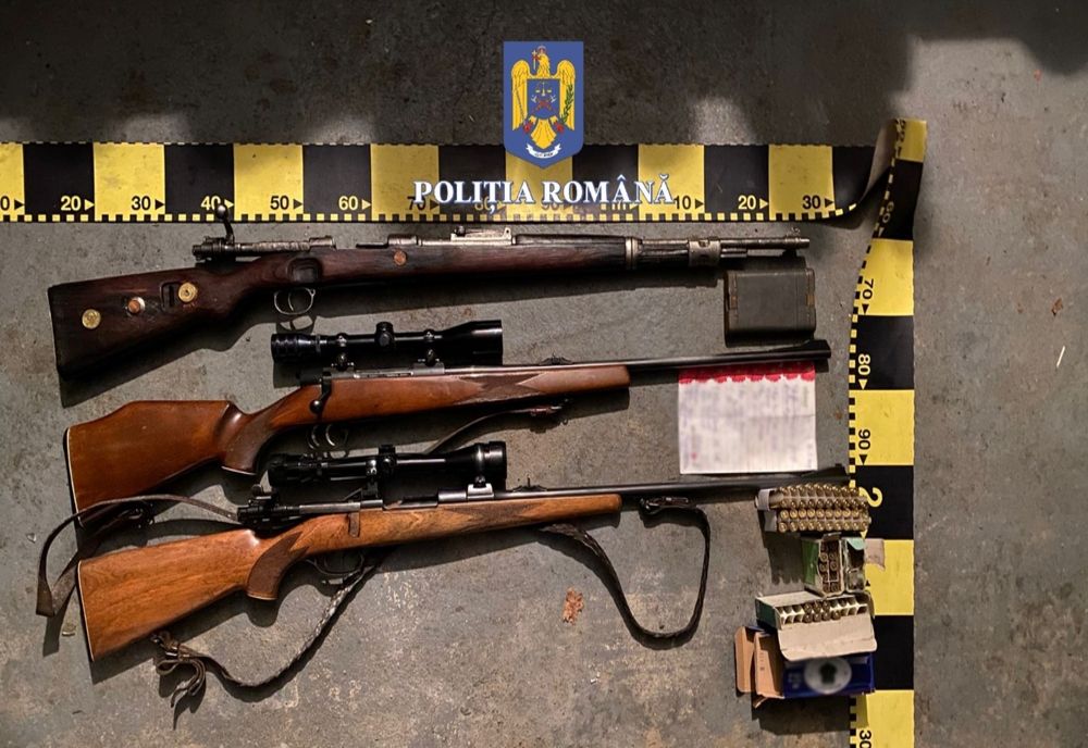 VIDEO: Percheziții la locuința unei femei din Zagra! Au fost descoperite trei arme introduse ilegal în țară de un austriac, una fiind căutată de autoritățile din Germania
