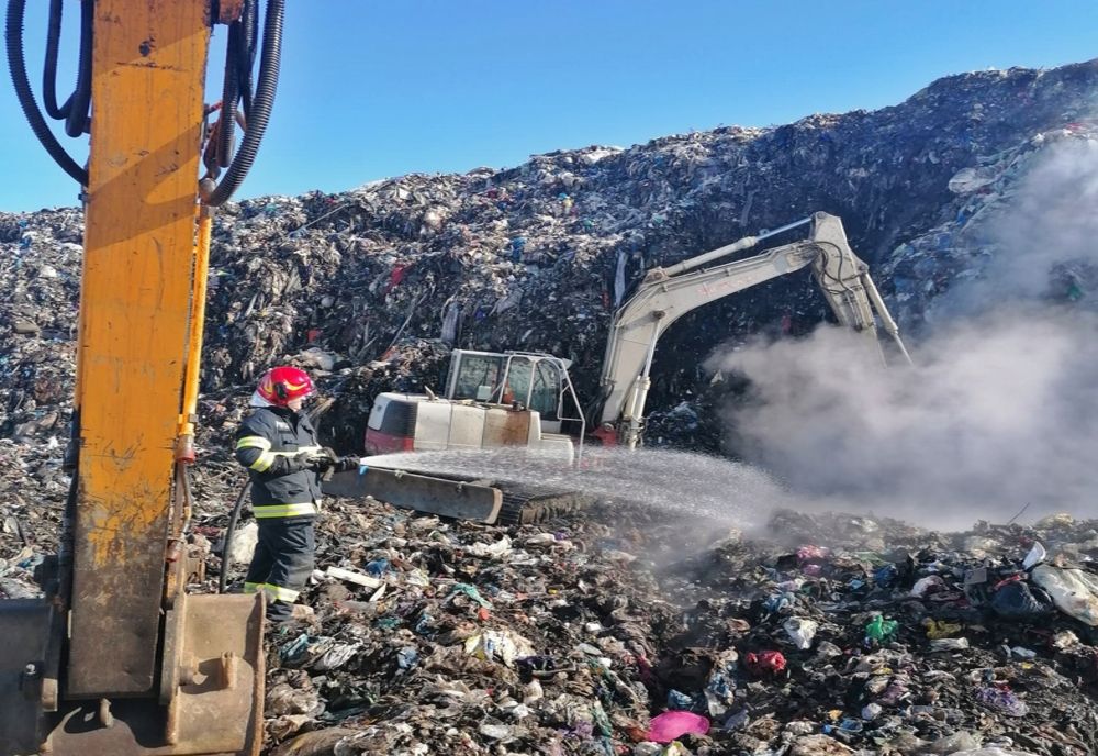 VIDEO: Incendiu la groapa de gunoi din Tărpiu