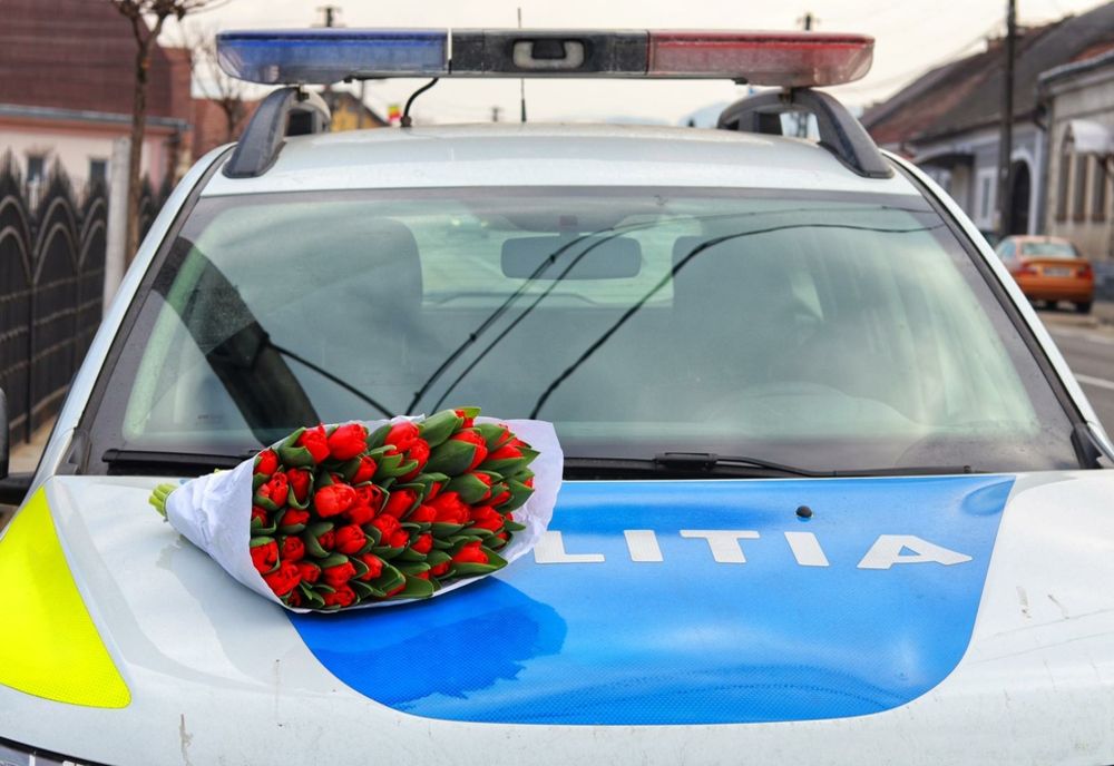 (FOTO/VIDEO) IPJ Bistrița-Năsăud, 8 MARTIE: Flori și pentru femeile din Ucraina