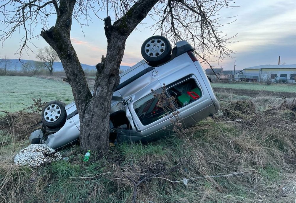 Accident în Braniștea! Un autoturism s-a răsturnat, după ce s-a izbit de un copac