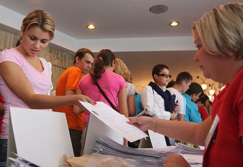 În atenţia absolvenţilor promoţiei 2022 din Bistrița-Năsăud: Sunt aşteptaţi să se înregistreze în evidenţele AJOFM pentru a beneficia de toate serviciile puse la dispoziţie de instituție