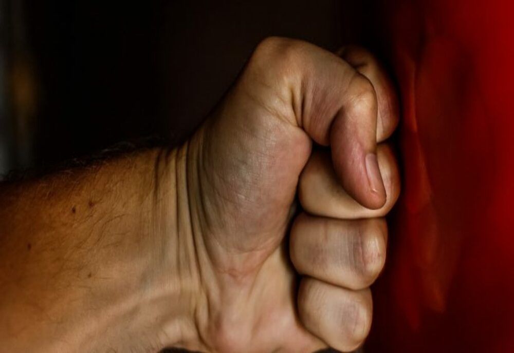 Bistrițean cu dosar penal, după ce și-a agresat și amenințat soția! Polițiștii au emis împotriva lui și un ordin de protecție