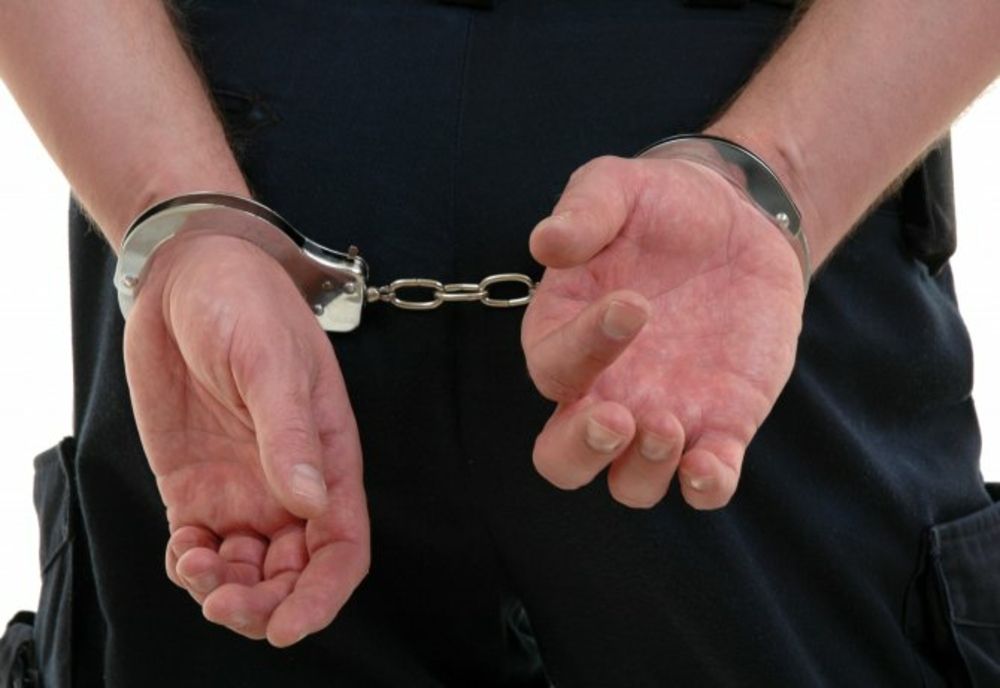 Sucevean reținut de polițiștii bistrițeni, după ce a părăsit arestul la domiciliu! L-a dat de gol o bătaie pe o stradă din municipiu