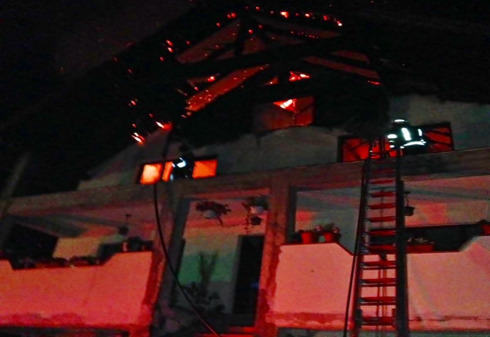 Casă afectată de incendiu, în Leșu