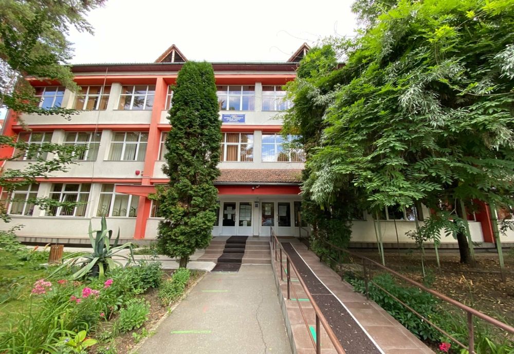 Școala Gimnazială "Avram Iancu" din Bistrița va fi reabilitată termic cu peste 300 milioane lei! Primarul Ioan Turc a semnat contractul de finanțare