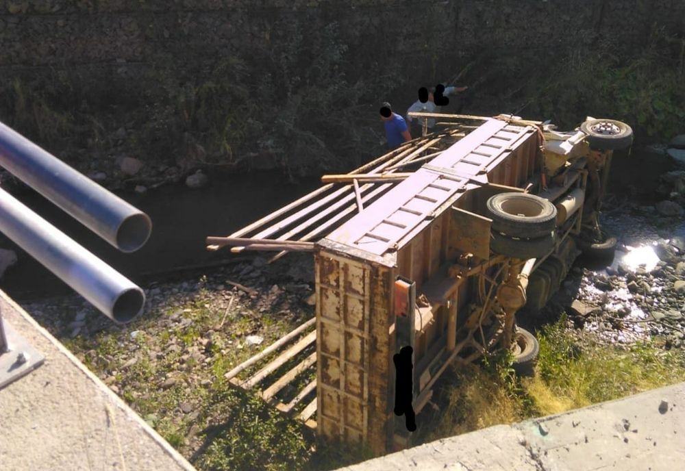 Accident în Tiha Bârgăului! Un bărbat a fost rănit după ce a căzut cu maşina într-un pârâu (FOTO)