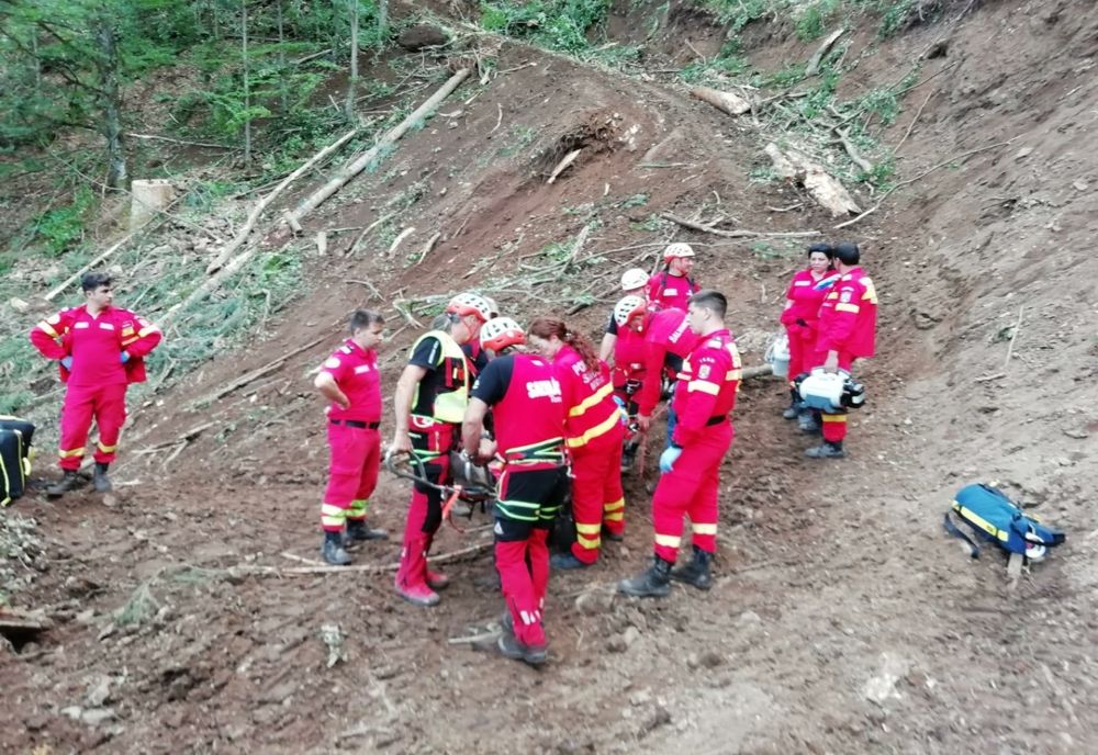 Accident într-o pădure din Bistrița Bârgăului! Bărbat, rănit grav de un lemn
