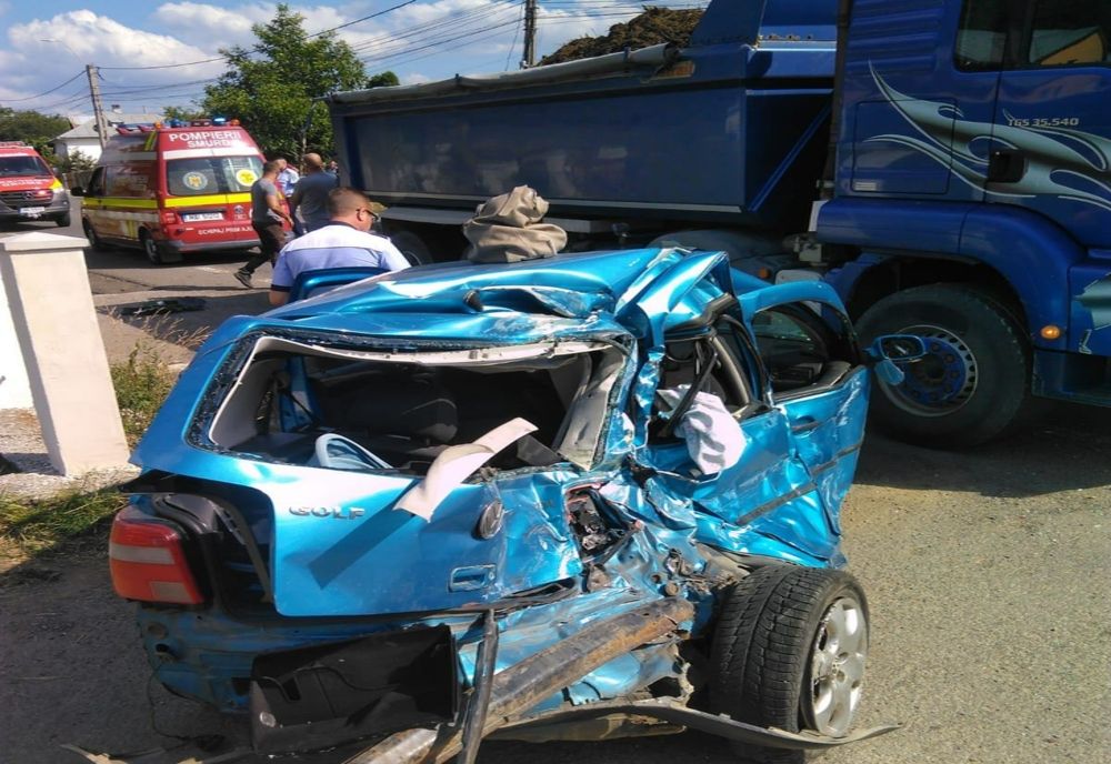 Grav accident în Tureac! Impact între două camioane şi un autoturism (FOTO)