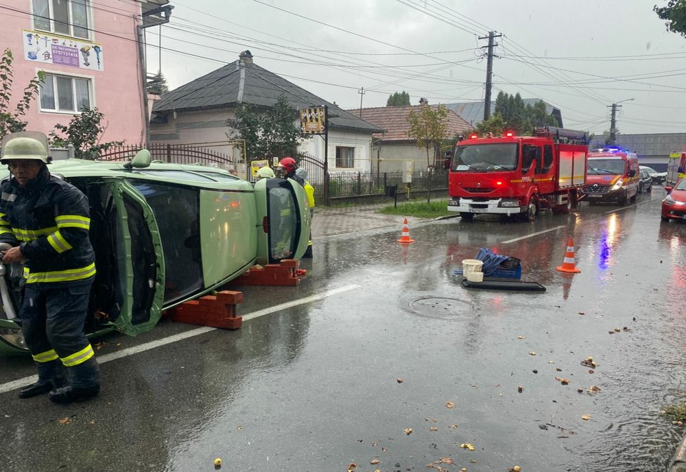 Autoturism răsturnat în Bistrița! O femeie a ajuns la spital
