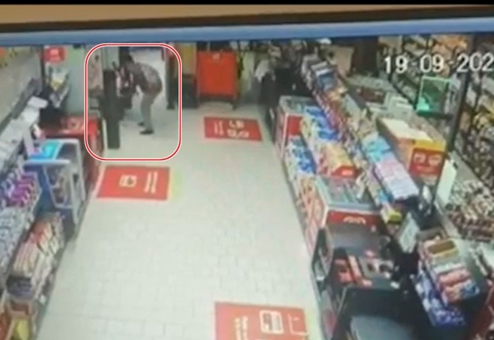 VIDEO: Bărbat din Slatina, la furat într-un supermarket din Bistrița! Cum a încercat să fenteze casa de marcat