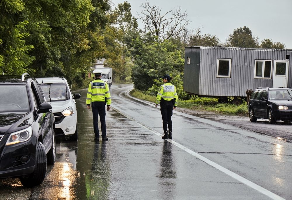 Zeci de șoferi, lăsați fără permise de conducere pe șoselele din Bistrița-Năsăud! A plouat și cu amenzi