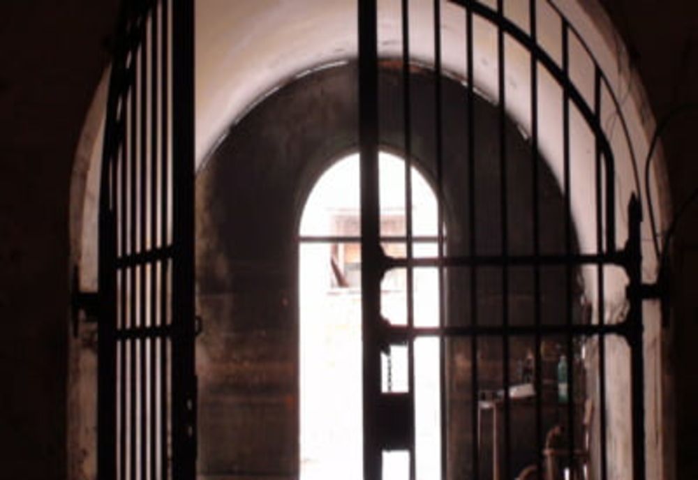 Un violator se întoarce după gratii din cauza unui dosar penal de conducere fără permis