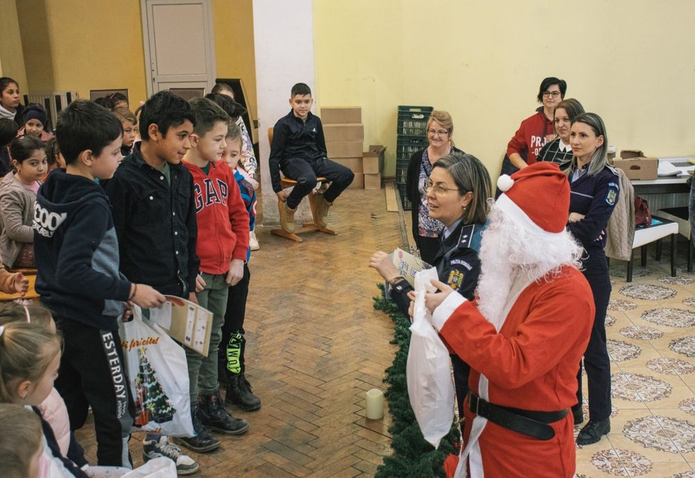 Moș Crăciun și polițiștii bistrițeni, cu tolba plină de cadouri și sfaturi preventive la copiii din Silivașu de Câmpie