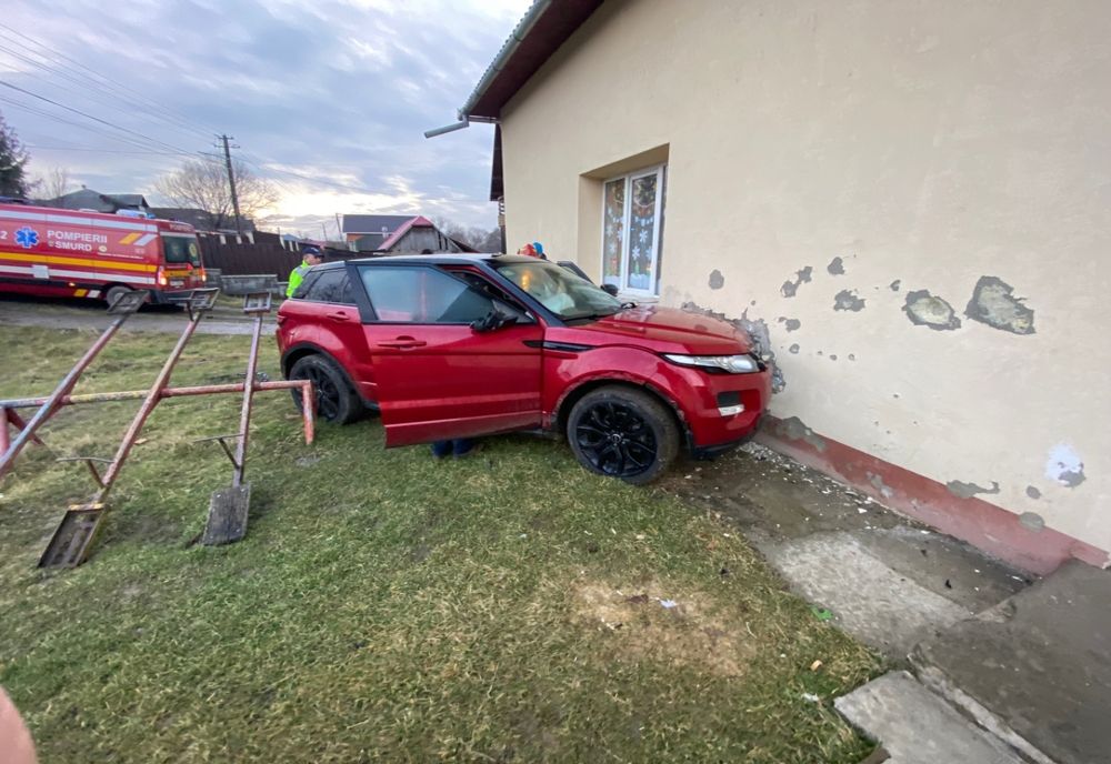 Șofer beat criță, cu autoturismul în zidul unui imobil! A băgat în spital cinci copii