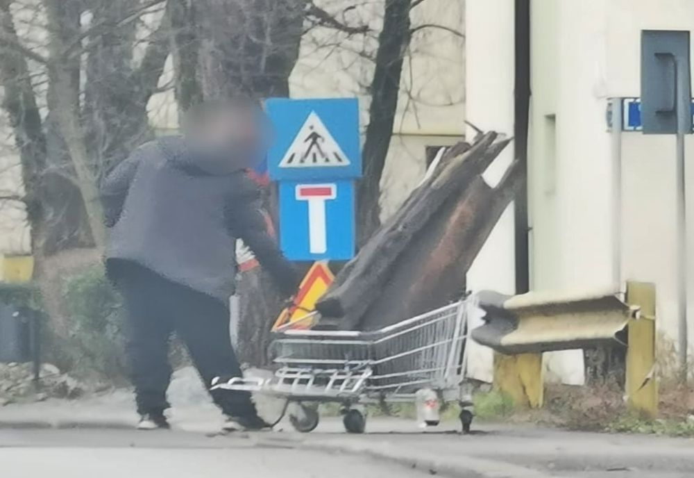 Doi bistrițeni, prinși transportând cu un cărucior traverse de cale ferată, suspectați de furt