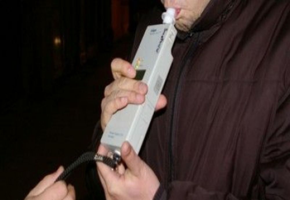 A urcat beat criță la volan și s-a ales cu dosar penal