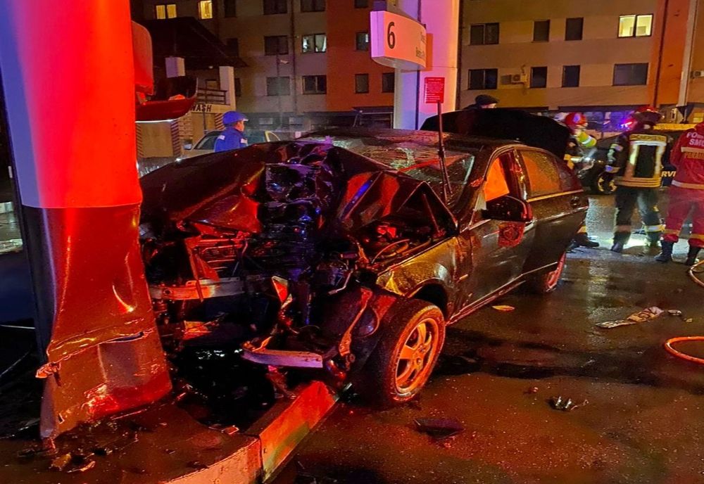 Accident într-o benzinărie din Bistrița! O șoferiță beată a intrat cu autoturismul într-o pompă de alimentare