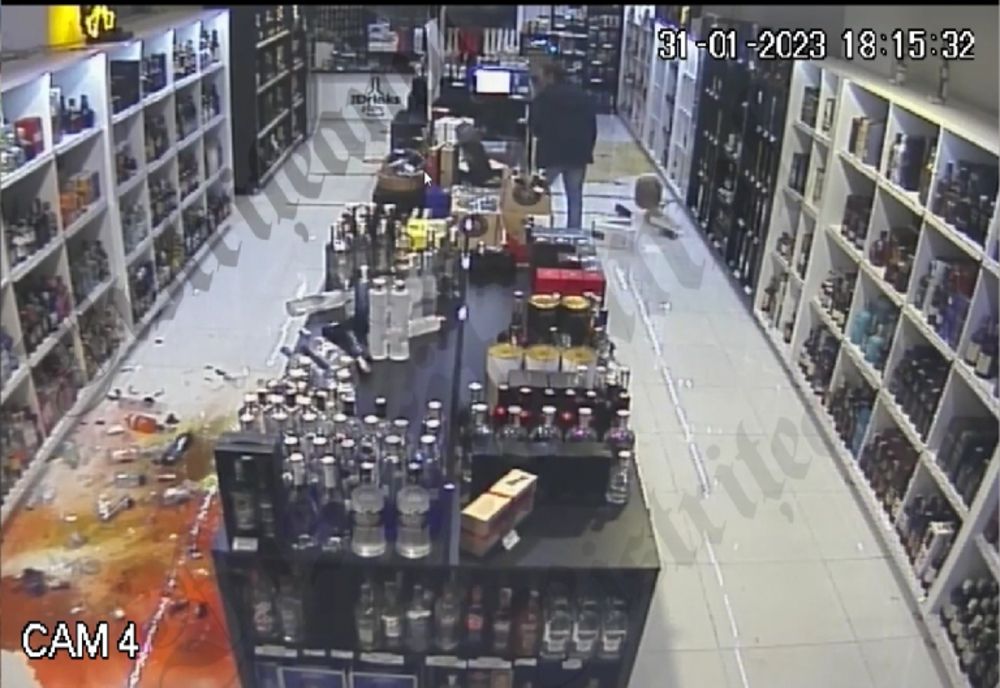 Un taximetrist a intrat într-un magazin, a spart tot ce i-a ieșit în cale și a aruncat cu casa de marcat după vânzătoare