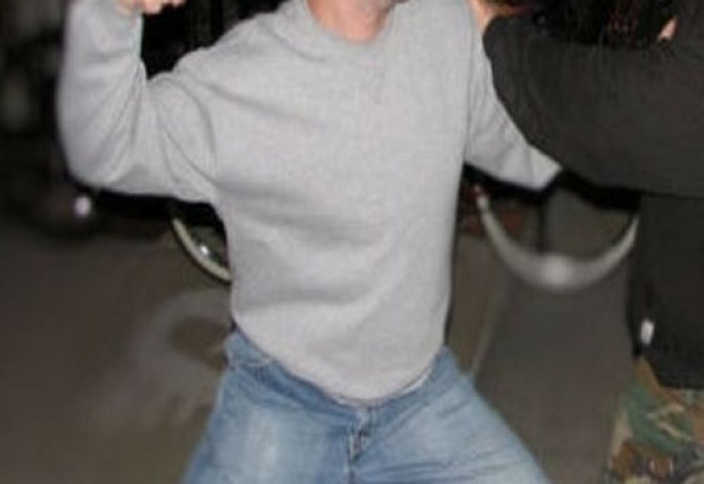 A bătut un adolescent într-o benzinărie și a fost reținut