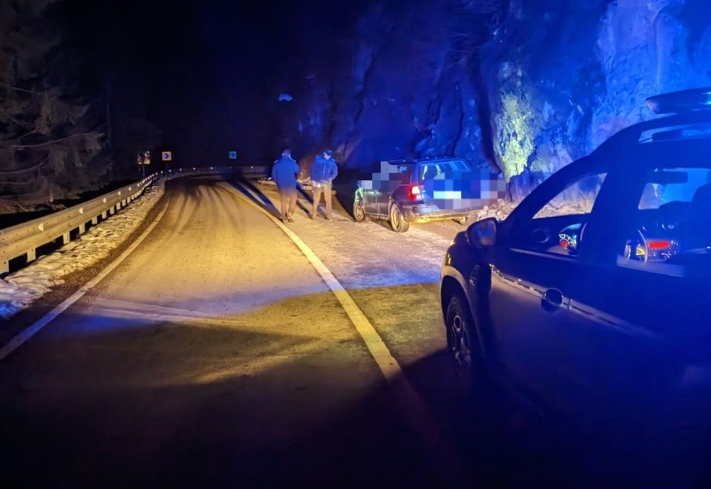 Autoturism avariat depistat de jandarmii montani în apropierea lacului Colibița