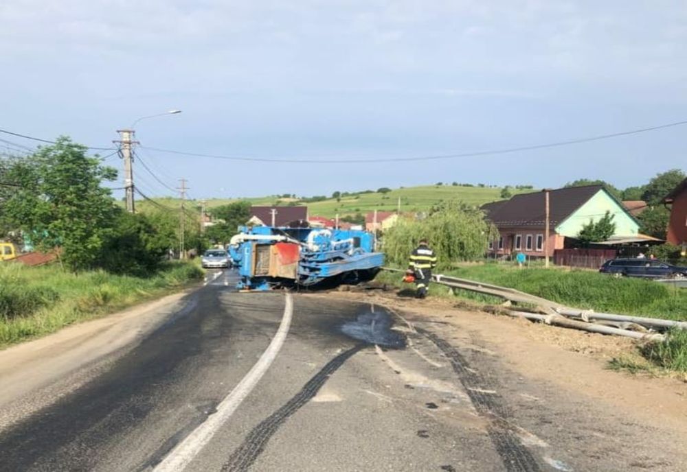 Autopompă de beton răsturnată pe DN 17C, în Dumitra